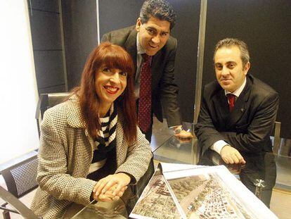 De izquierda a derecha, Rosa Naccarato, Bruno Álvarez y Ricardo Castillo, socios de PBU Asesores, en su oficina de Bilbao.