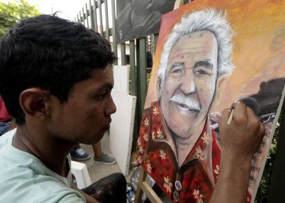 Un pintor retrata a Garc&iacute;a M&aacute;rquez en Aracataca.