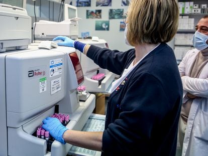 Dos sanitarios en el laboratorio del centro de transfusión de Valdebernardo, el 8 de enero de 2022.