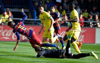 Asenjo y Neymar, en la jugada que terminó con el penalti en favor del Barça.
