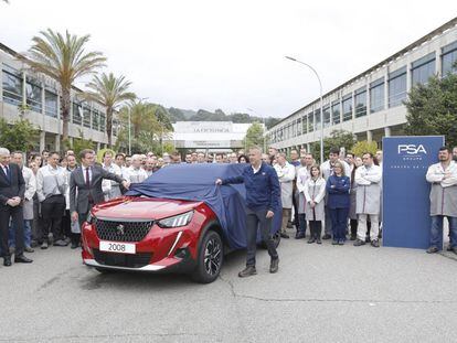 El presidente de la Xunta, Alberto N&uacute;&ntilde;ez Feij&oacute;o, e Ignacio Bueno, director de la planta de PSA en Vigo, destapan el nuevo Peugeot 2008. 