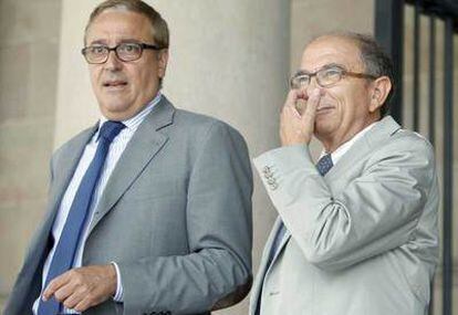 El exjefe de Inspección de Hacienda en Cataluña José Maria Huguet (derecha) abandona la Audiencia de Barcelona