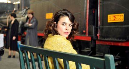La actriz Adriana Ugarte en una escena de &#039;El tiempo entre costuras&#039;