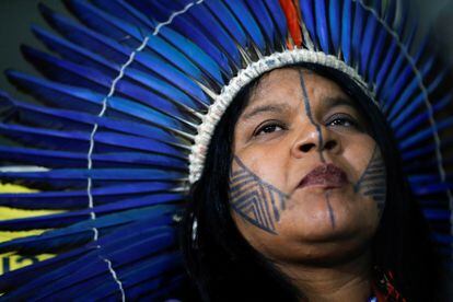 La líder indígena Sonia Guajajara, durante una reunión con legisladores brasileños sobre la defensa de los pueblos originarios, en Brasilia, el 18 de ferbero de 2020. 