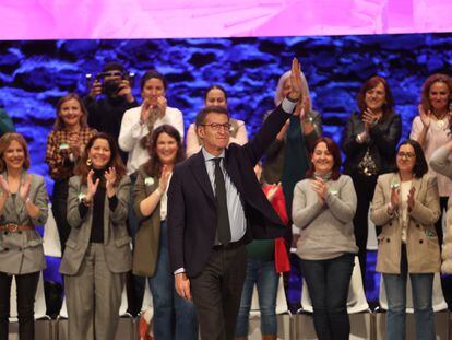 El presidente del Partido Popular, Alberto Núñez Feijóo, clausura un acto del PP en Cáceres por el Día de la Mujer.