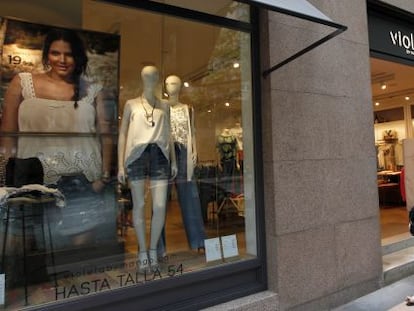 Tienda de Violeta by Mango en la calle de Vel&aacute;zquez.