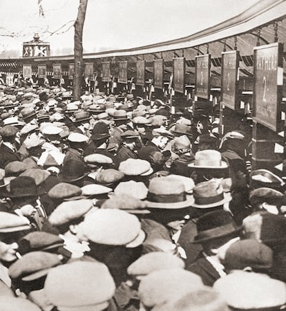 Miles de personas con la intención de ingresar a Wembley para la final de la Copa FA entre el Bolton y el West Ham, el primer partido que jugó en el estadio.