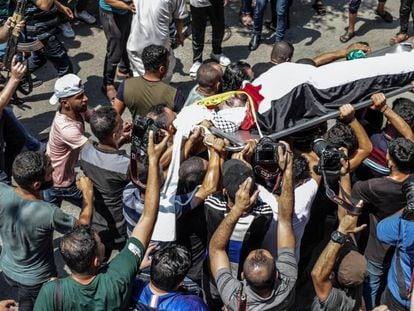 Entierro de un miliciano palestino abatido por Israel, el domingo en Gaza.