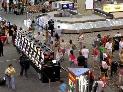 M&aacute;quinas tragaperras en el aeropuerto de Las Vegas (EEUU). 