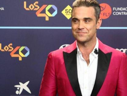 Robbie Williams se desinfecta tras saludar a sus fans