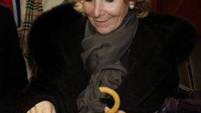 Esperanza Aguirre tomándose un café con churros.