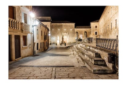 Perteneciente a la región de la Ribera de Duero, esta población que ronda los 500 habitantes ha sido admitida en la Asociación de los Pueblos Más Bonitos de España debido a su conjunto arquitectónico monumental, que incluye la Torre de los Guzmanes y la iglesia románica de San Sebastián, del siglo XII, uno de los vestigios que se conservan de la Caleruega medieval; el monasterio de Santo Domingo, cuya edificación original, una capilla en honor al canonizado Domingo de Guzmán en el lugar exacto donde nació, es de 1223, y el más moderno Convento de los dominicos, de los años 50 del siglo pasado.