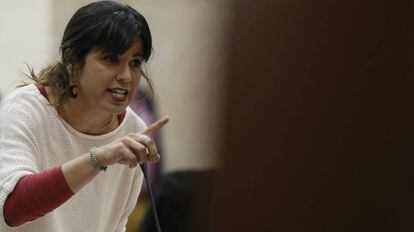 La l&iacute;der andaluza de Podemos, Teresa Rodr&iacute;guez, en una sesi&oacute;n del Parlamento andaluz. 