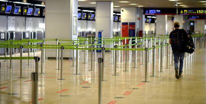 Un pasajero en el aeropuerto de Madrid-Barajas, casi vacío, en julio de 2020.