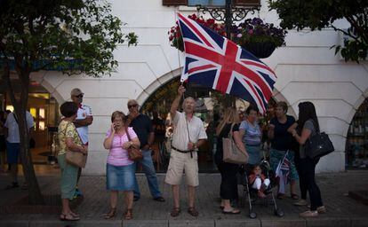 Vecinos de Gibraltar esperan a Cameron en la plaza Casemates, este jueves. 