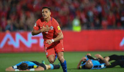 Alexis celebra uno de sus dos goles frente a Uruguay.