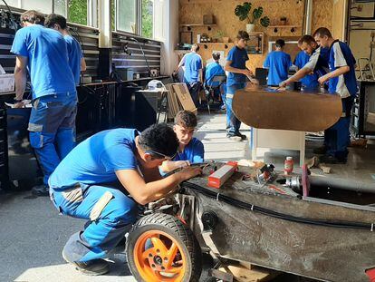 Alumnos de FP del País Vasco trabajan en modelos de vehículos eléctricos, el pasado mayo.