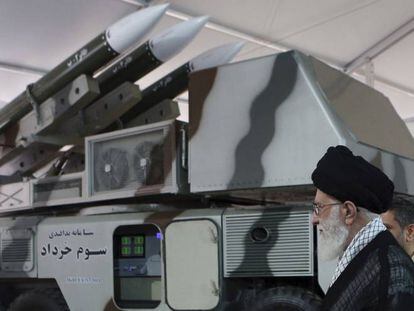 El L&iacute;der Supremo Al&iacute; Jamenei supervisa una bater&iacute;a antia&eacute;rea en instalaciones de la Guardia Revolucionaria, en una imagen de 2014.                                                                                                                                                                                                                                                                                                                                                                                                                                                                                                                                                                                                                                                                                                                                                                                                                                                                                                                                                                                                                                                                                                                                                                                                                                                                                                                                                                                                                                                                                                                                                                                                                                                                                                                                                                                                                                                                                                                                                                                                                                                                                                                                                                                                                                                                                                                                                                                                                                                                                                                                                                                                                                                                                                                                                                                                                                                                                                                                                                                                                                                                                                                                                                                                                                                                                                                                                                                                                                                                                                                                                                                                                                                                                                                                                                                                                                                                                                                                                                                                                                                                                                                                                                                                                                                                                                                                                                                                                                                                                                                                                                                                                                                                                                                                                                                                                                       