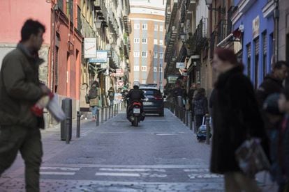 Pie de Foto: La calle de Tribulete, en Lavapiés, considerada de plataforma única: la acera está al mismo nivel que la calzada.