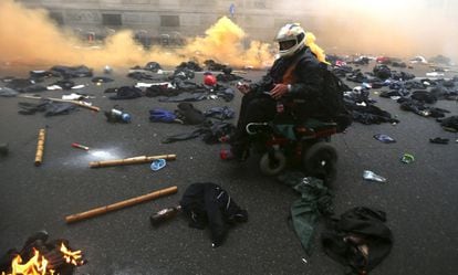Un manifestante circula en silla de ruedas entre la ropa y otros objetos que sus compañeros han dejado en el suelo durante los disturbios.