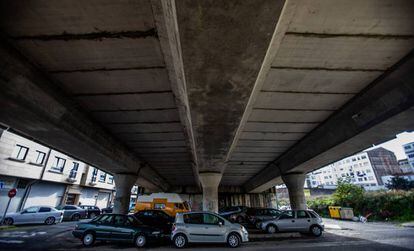 Viaducto en mal estado en la carretera FE-13, que atraviesa Ferrol (A Coruña), en una imagen tomada ayer.