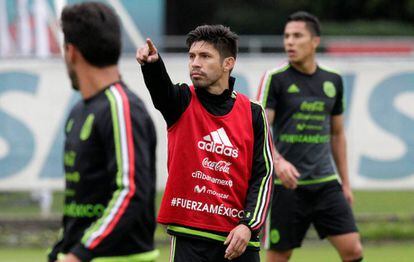 Oribe Peralta en un entrenamiento con México.