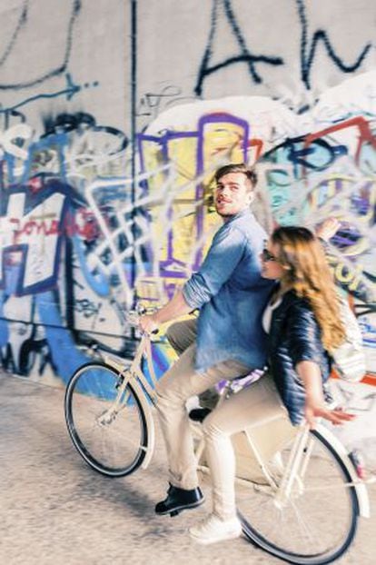 Dos jóvenes en bicicleta por Berlín.