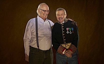 Carlos Saura y Juan Diego, caracterizado para su papel en 'El coronel no tiene quién le escriba', que fue su último trabajo en el teatro.