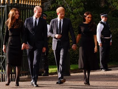 Kate y Guillermo, príncipes de Gales, junto a Enrique y Meghan, duques de Sussex, llegan al castillo de Windsor para observar los homenajes de los ciudadanos a Isabel II de Inglaterra, el 10 de septiembre de 2022.