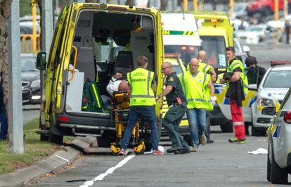 Los equipos de emergencia trasladan a uno de los heridos del atentado este viernes en Christchurch.