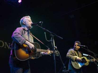 Billy Bragg, a la izquierda, toca con Jon Henry en Glasgow el pasado 26 de enero.