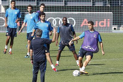 Los jugadores del Madrid, durante el entrenamiento de ayer.