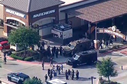 El centro comercial de Allen (Texas, Estados Unidos) atacado este sábado, rodeado por la Policía.