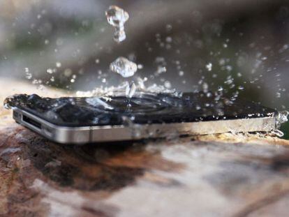 La alta temperatura de los móviles tiene una solución: líquido en su interior