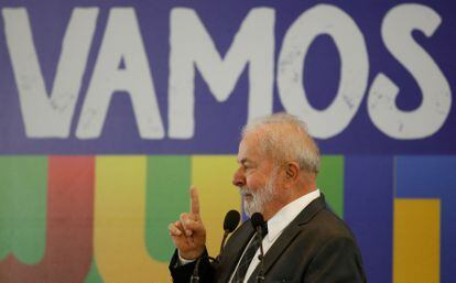El expresidente Lula da Silva, ahora candidato a regresar al cargo, este lunes en São Paulo durante la comparecencia ante la prensa extranjera.
