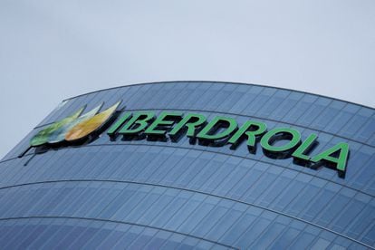 Logo de Iberdrola en la sede de la empresa en Bilbao.