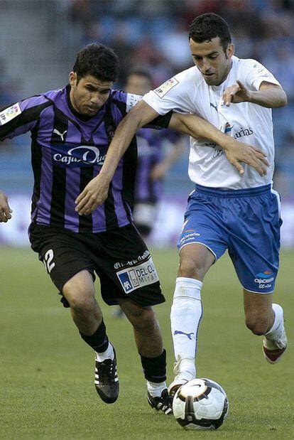 Ricardo León y Diego Costa luchan por un balón.