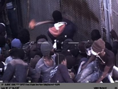 Fotograma de uno de los vídeos grabados el día 24 de junio, día de los sucesos, en la valla de Melilla