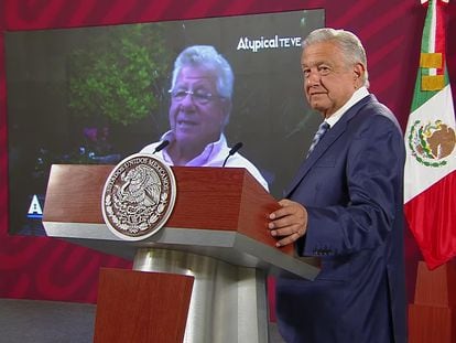 Durante una conferencia de prensa, Andrés Manuel López Obrador presenta un video en el que aparece Carlos Alazraki, el 30 de junio de 2022.