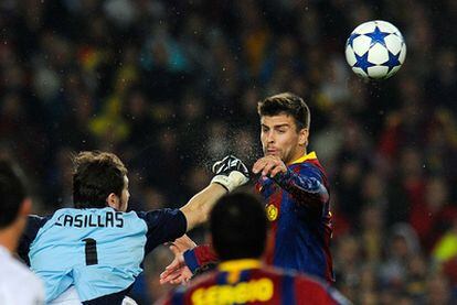 Casillas despeja ante Piqué