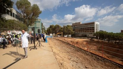 El gerente del Hospital  Vall d'Hebron, Albert Salazar, junto a los terrenos donde el hospital se actualizará con un ambicioso proyecto que terminará en 2028.