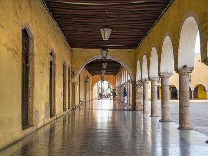 Arcadas de la calle 40, en el centro de Valladolid, en la península de Yucatán (México).