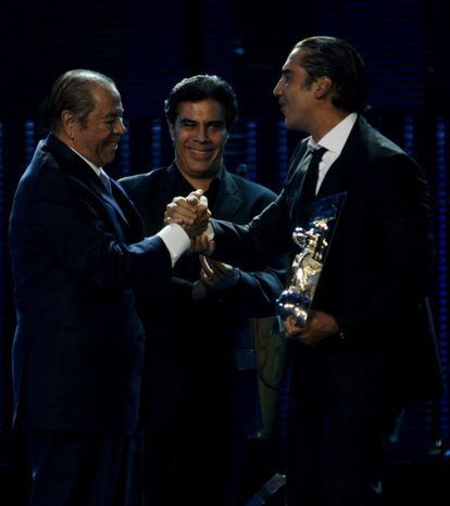 El cantante chileno Luis Enrique Gatica Silva 'Lucho Gatica)' recibió de manos del mexicano, Alejandro Fernández una condecoración de los premios OYE por su trayectoria musical, en 2010.