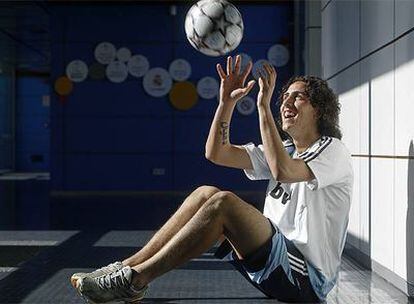 Dani Parejo lanza un balón al aire.
