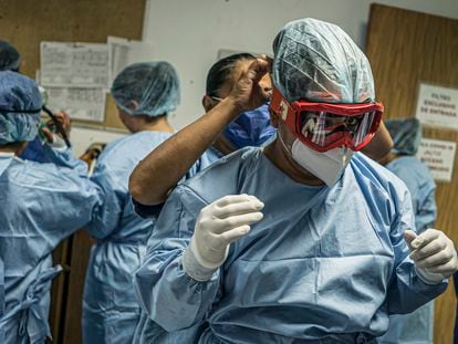 Personal médico se prepara para entrar en el área covid del Hospital Juárez de México, en mayo de 2020.