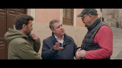 Gonzo (izquierda) y Emiliano García-Page (centro), charlan con un vecino de Toledo en la nueva entrega de 'Salvados'.