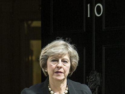 Teresa May a la salida de Downing Street.