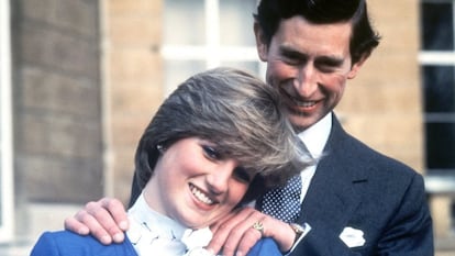 Carlos de Inglaterra y Diana Spencer, el día del anuncio de su compromiso el 24 de febrero de 1981.