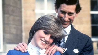 Carlos de Inglaterra y  Diana Spencer, el día del anuncio de su compromiso el 24 de febrero de 1981.