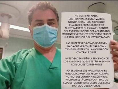 Imagen difundida en redes sociales de un supuesto sanitario que muestra un cartel que contiene mentiras sobre el coronavirus.